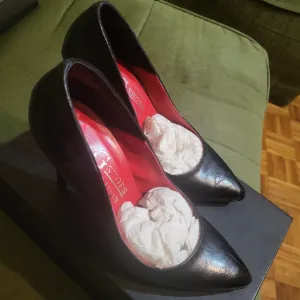 Crne salonke na stiklu