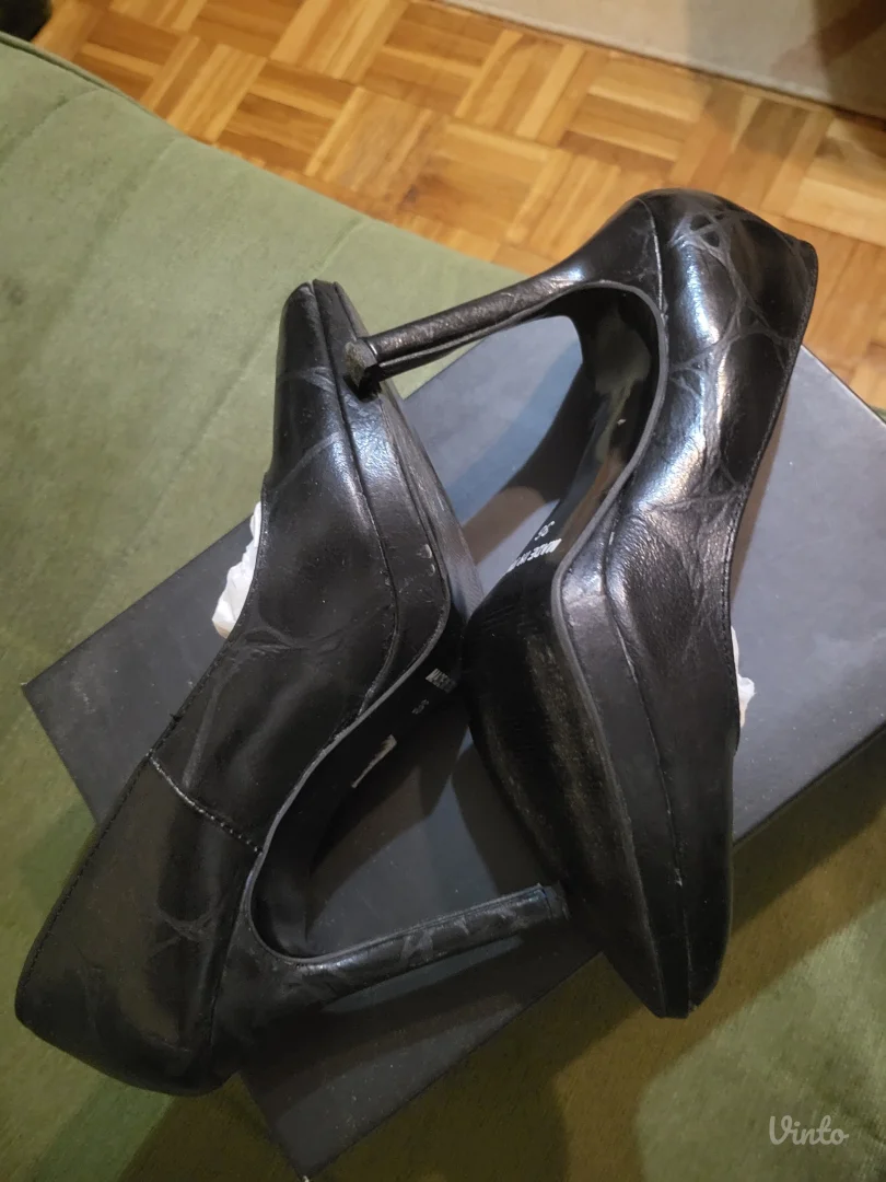 Crne salonke na stiklu