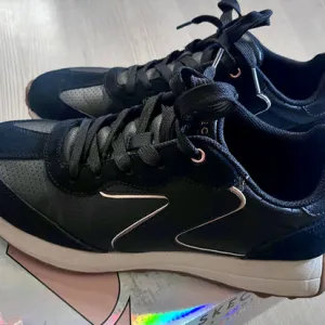 Skechers Kozne Patike 41