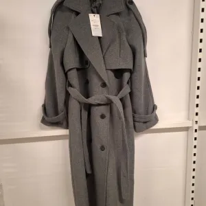 Zara vuneni kaput nov sa etiketom