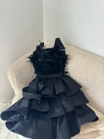 Perjana crna elegantna haljinica