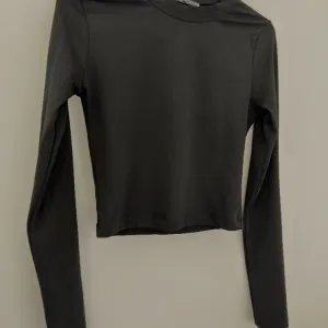 Dve crop-top majice