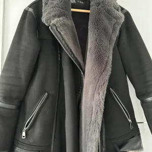 Viralna ZARA siva bajker jakna sa krznom (Vel. M) - KAO NOVA