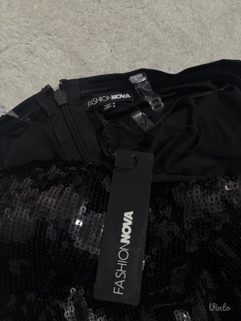 Haljina sa etiketom FashionNova