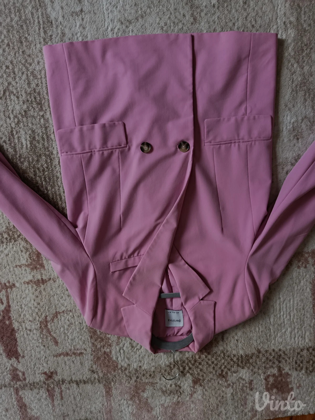 Roze sako sa naramenicama