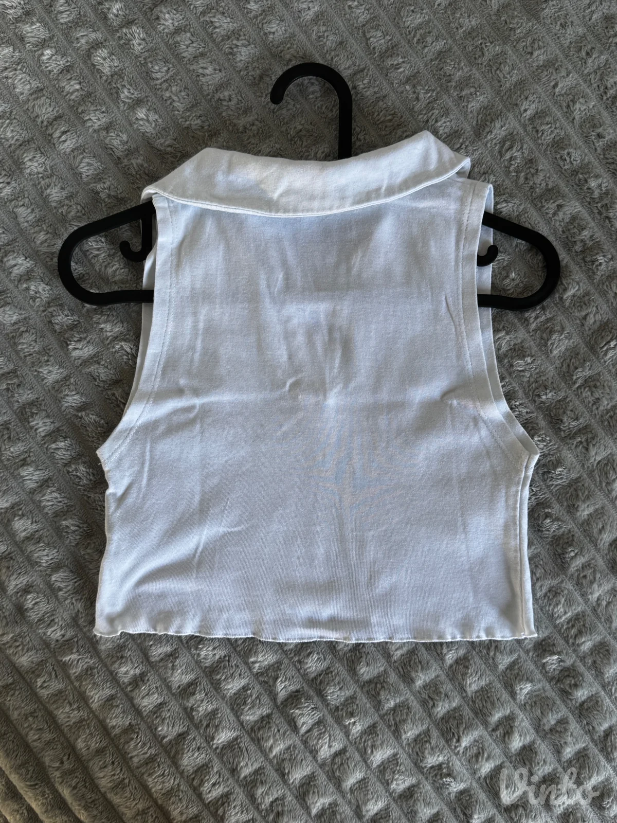 Beli top sa kragnom