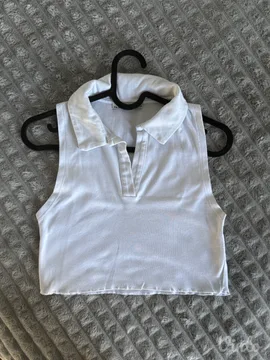 Beli top sa kragnom