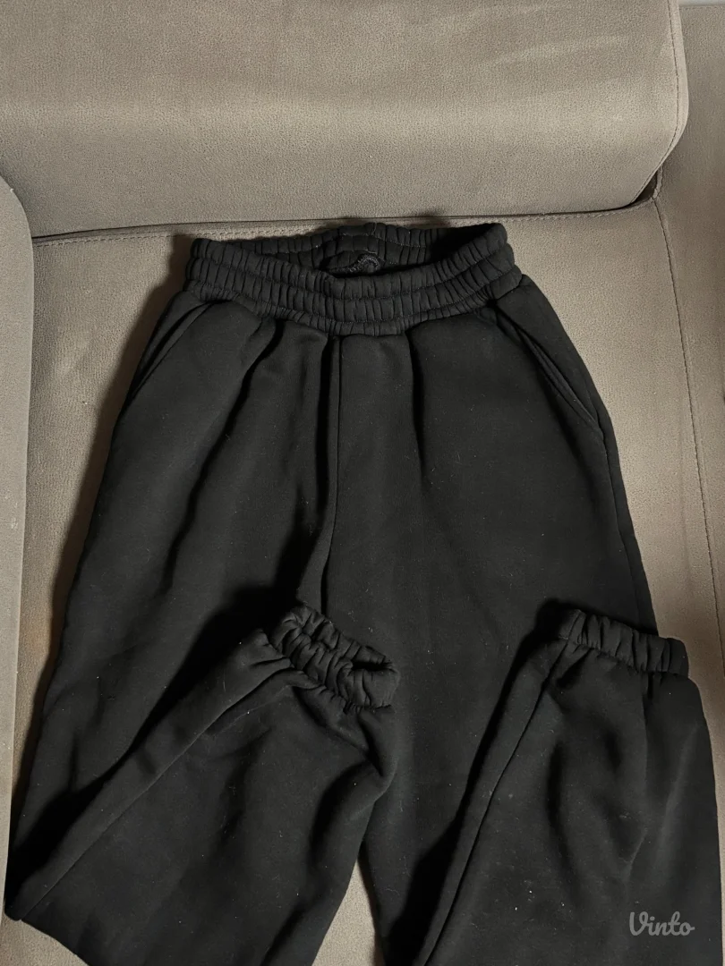 Duboka crna trenerka / Baggy model (S/M)