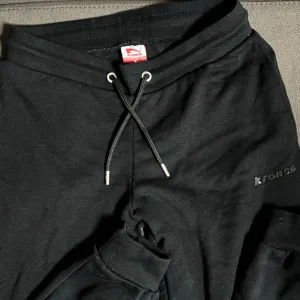 Kronos crni donji deo trenerke - Veličina S