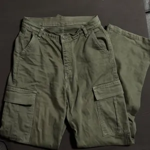 Maslinaste cargo pantalone sa džepovima (M)