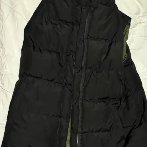 Dugački dvostrani prsluk sa kapuljačom