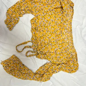 Žuta cvetna crop bluza/košulja