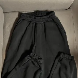 Duboka crna trenerka / Baggy model (S/M)