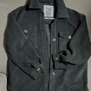 Amisu siva košulja-jakna (shacket) – Veličina 38