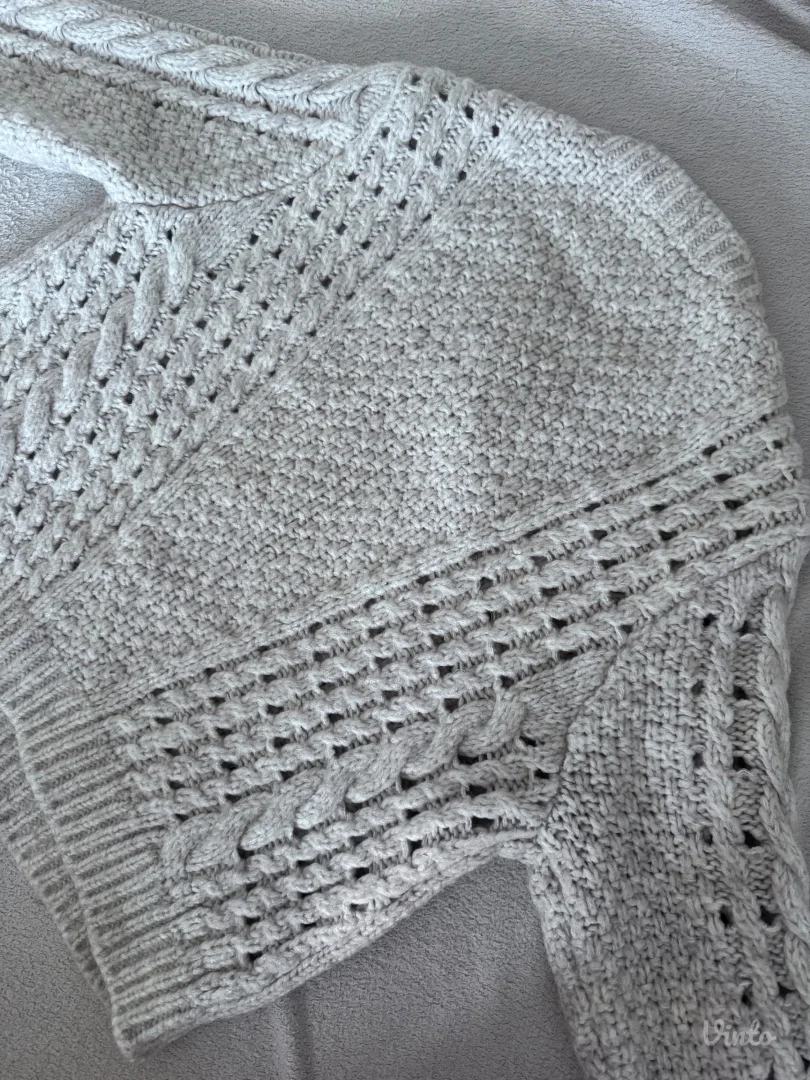 Zara džemper sa detaljima