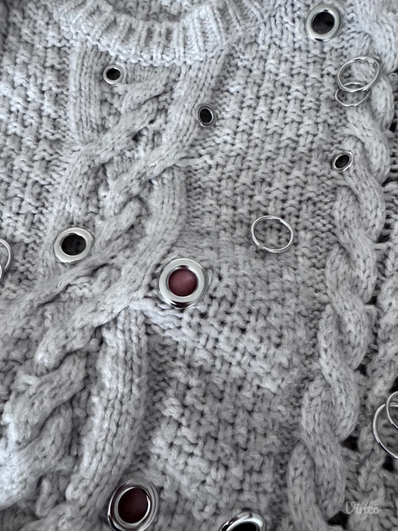 Zara džemper sa detaljima