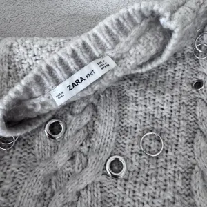 Zara džemper sa detaljima
