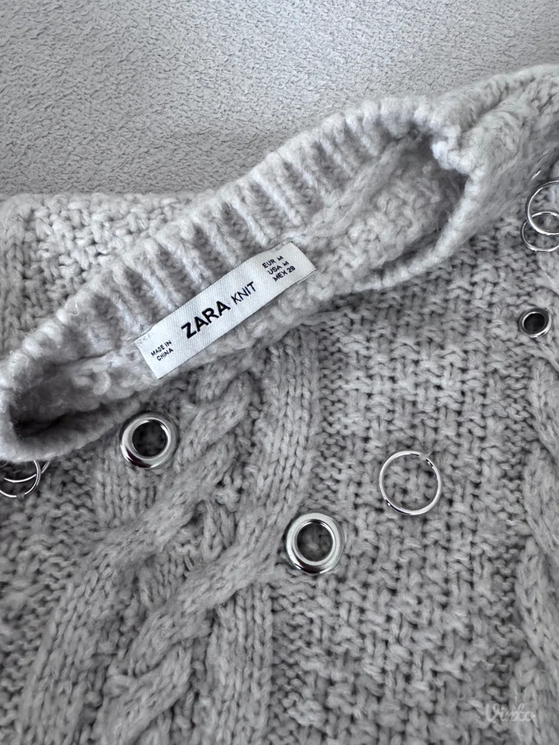 Zara džemper sa detaljima