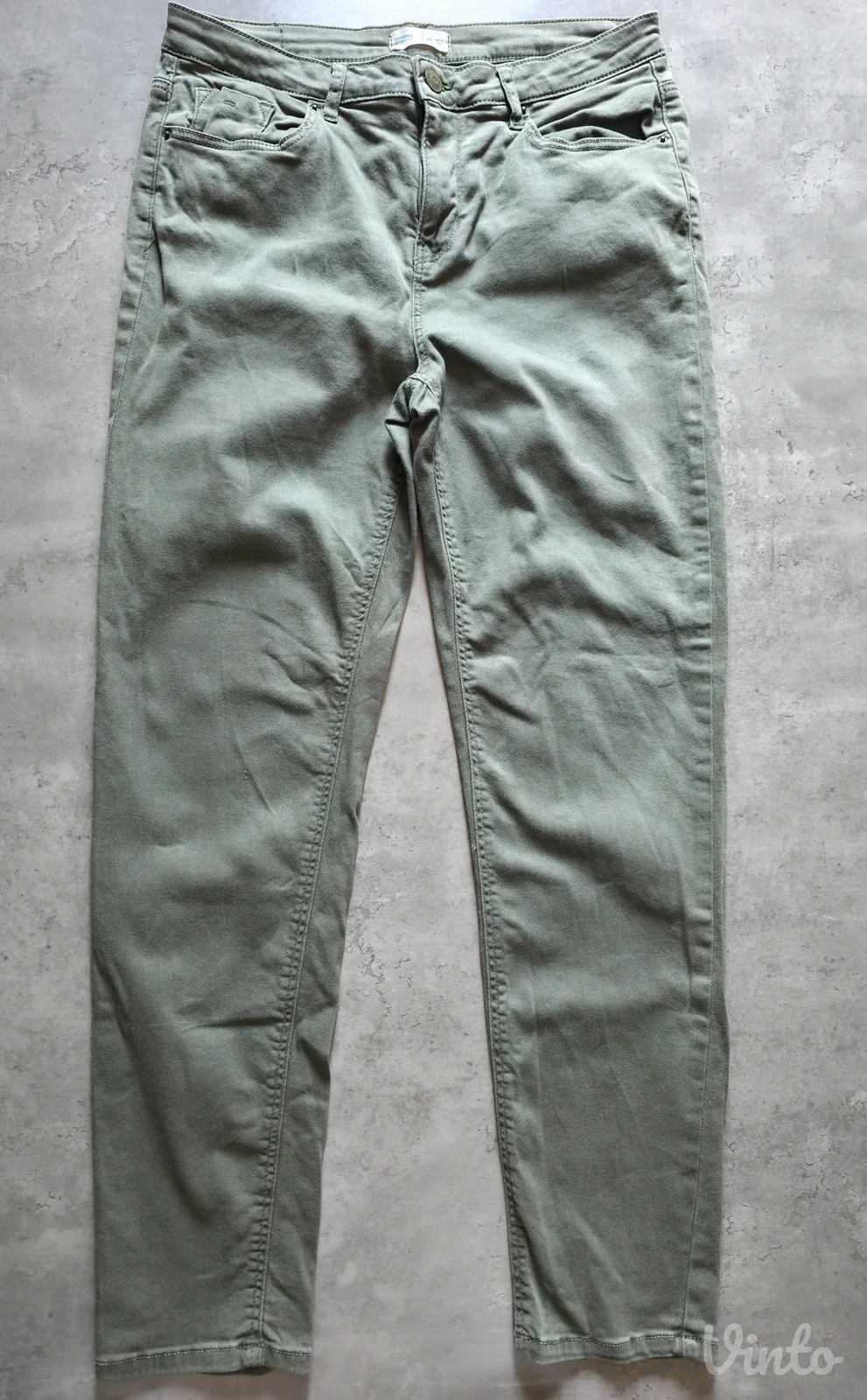 Maslinaste pantalone slim fit kroj