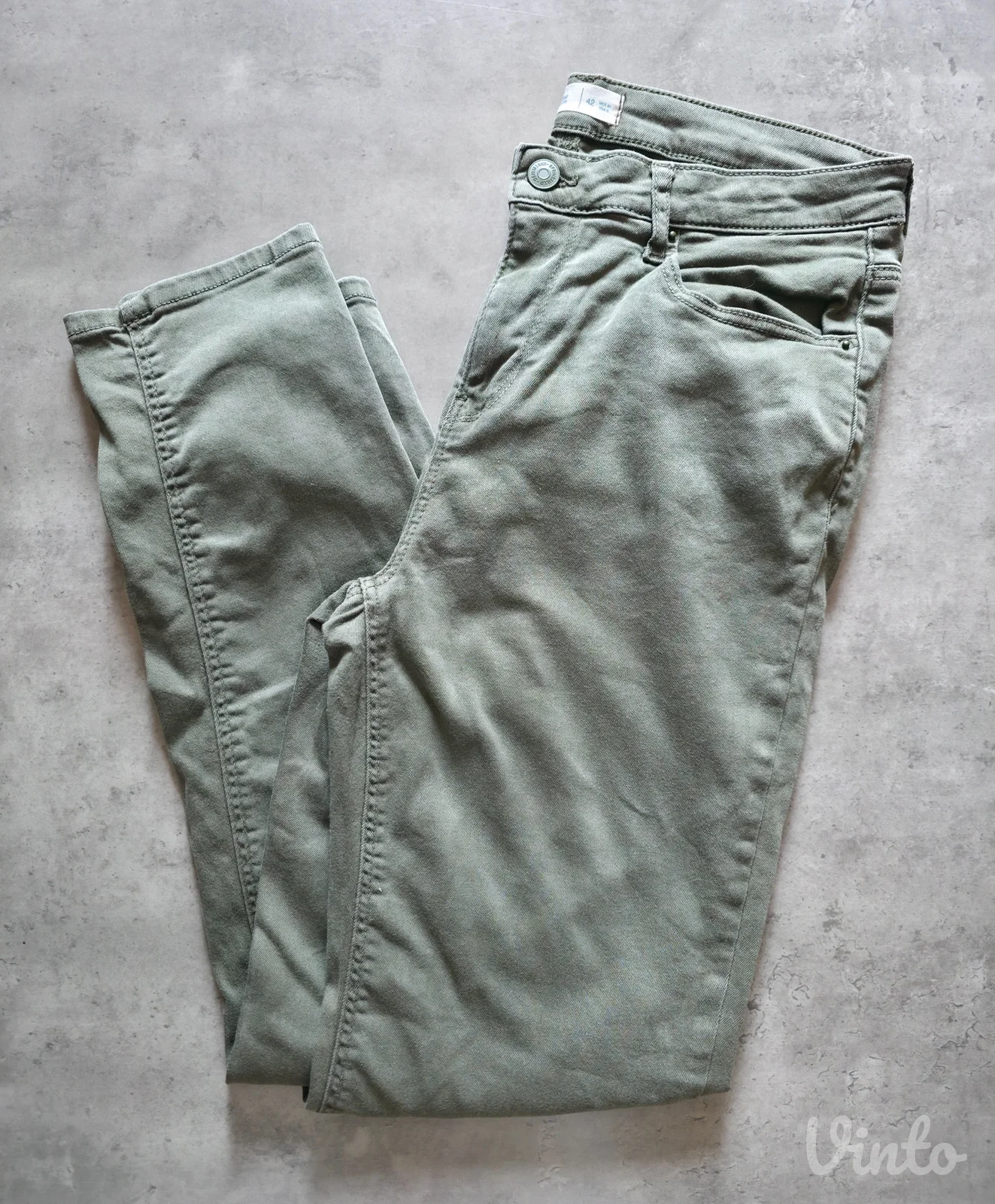 Maslinaste pantalone slim fit kroj