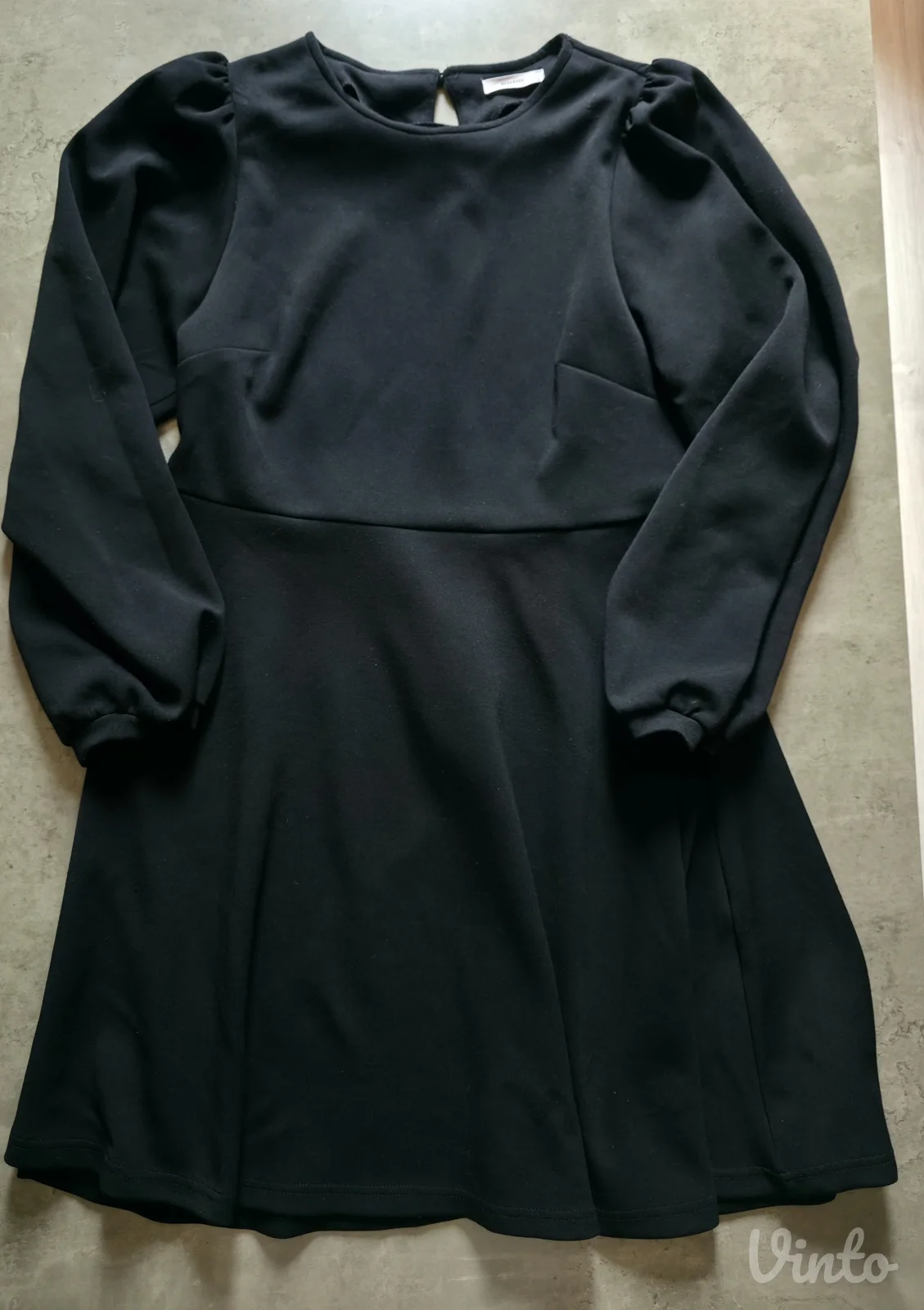Elegantna crna haljina