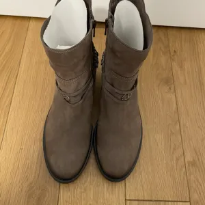 Labrador kožne čizme