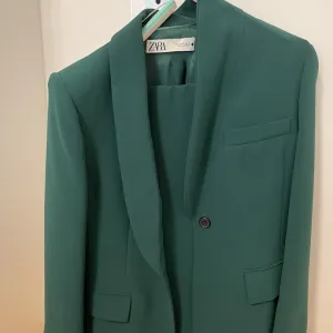 Zara Tamno zeleno odelo