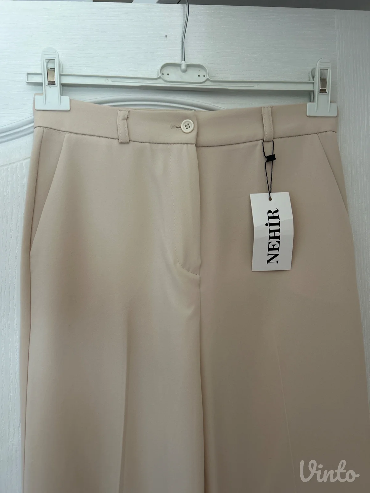 pantalone sa etiketom