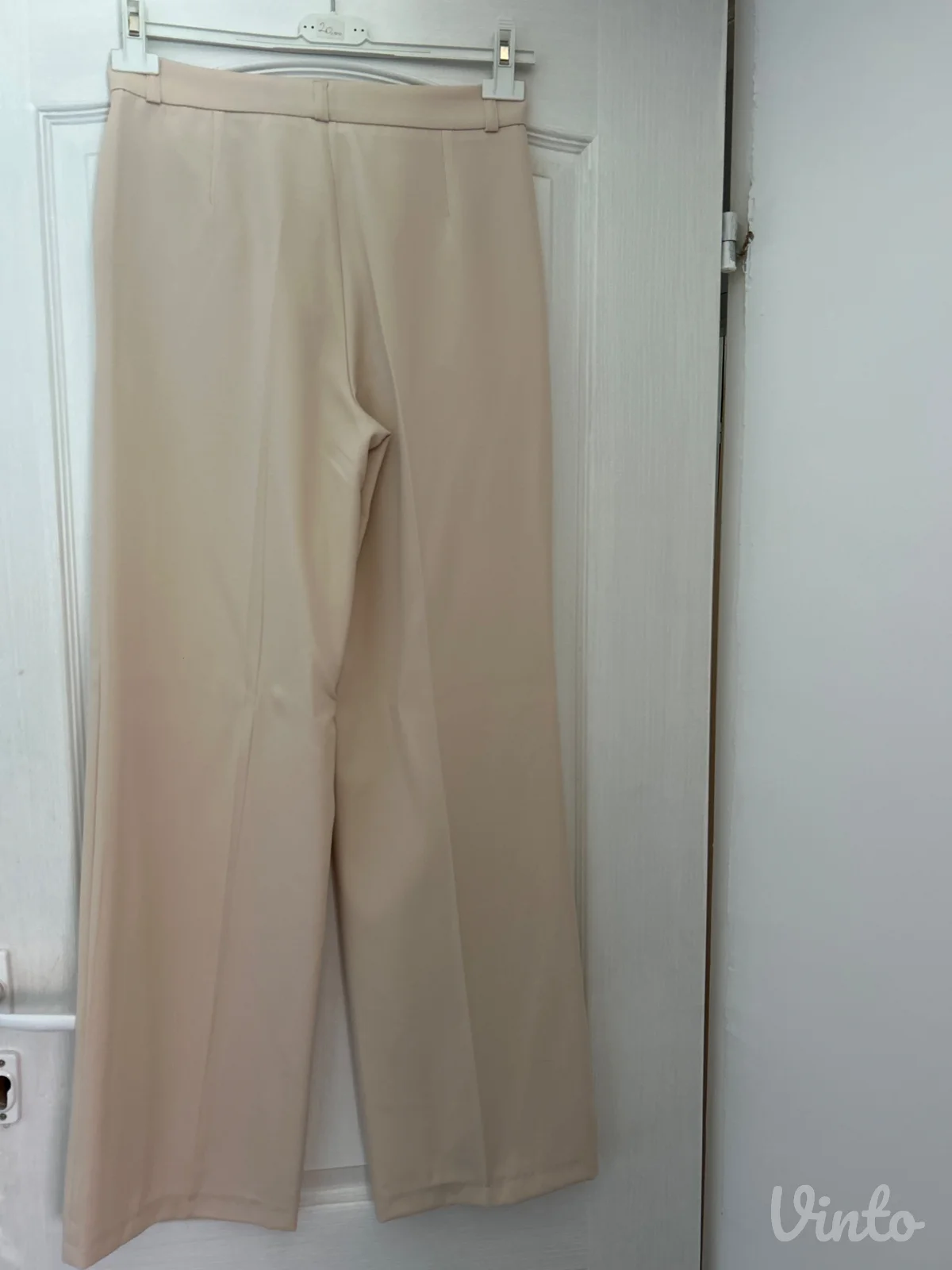pantalone sa etiketom