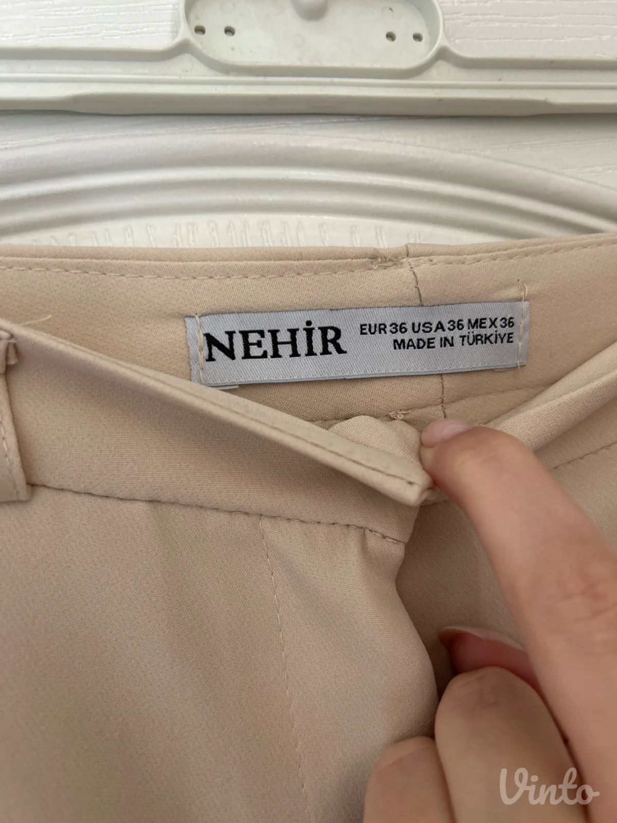 pantalone sa etiketom