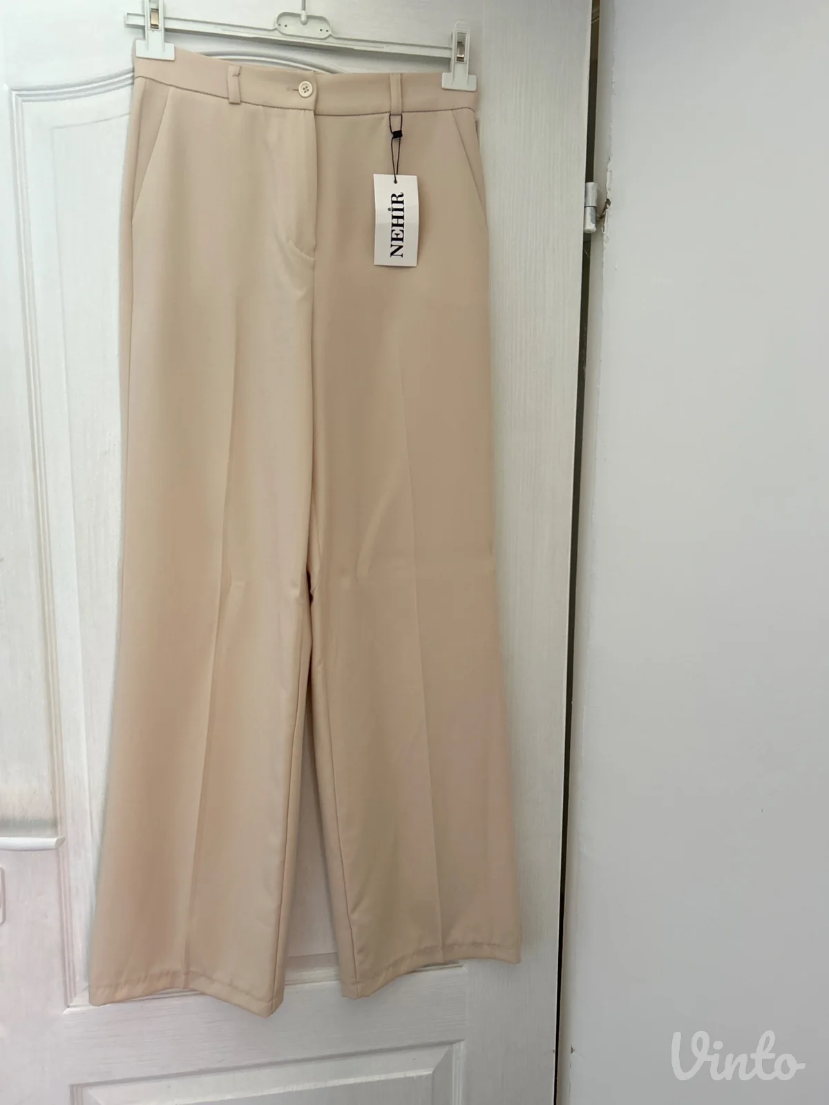 pantalone sa etiketom