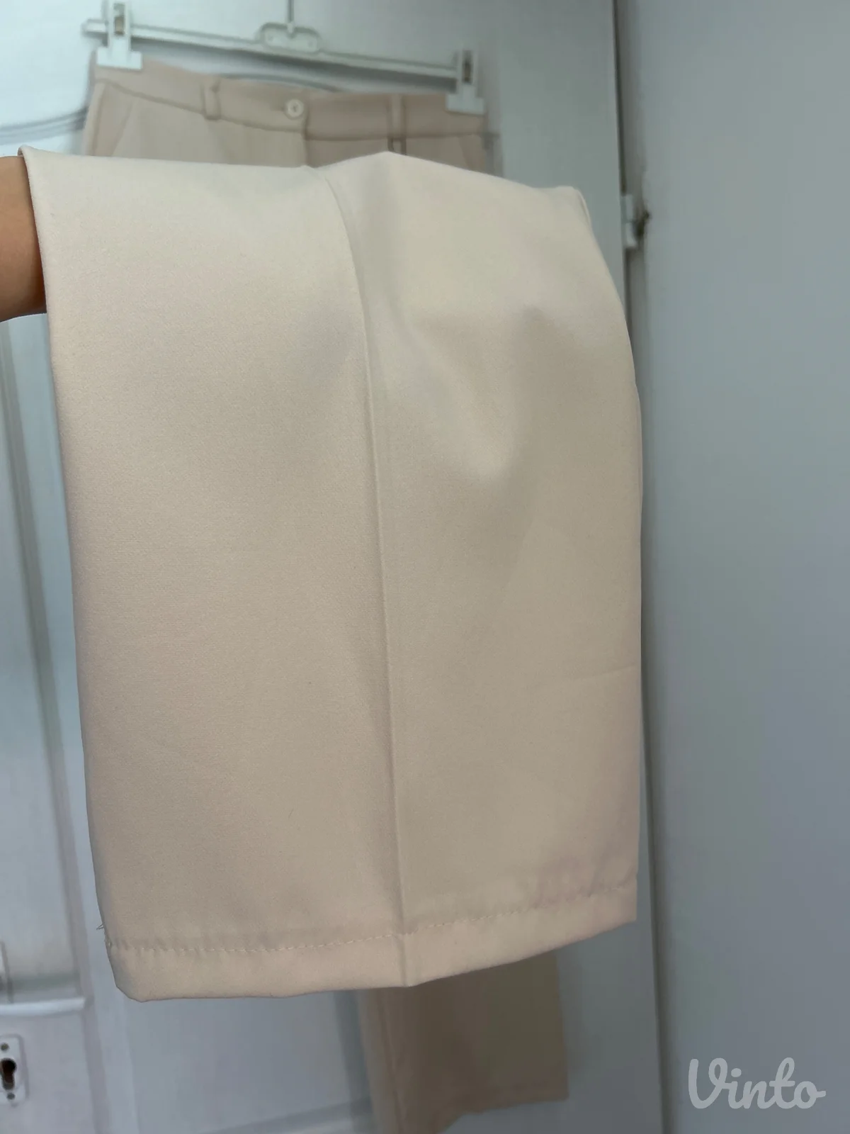 pantalone sa etiketom