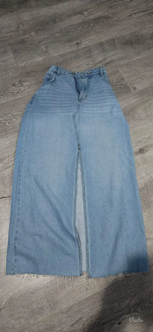 Svetloplava teksas suknja sa šlicem