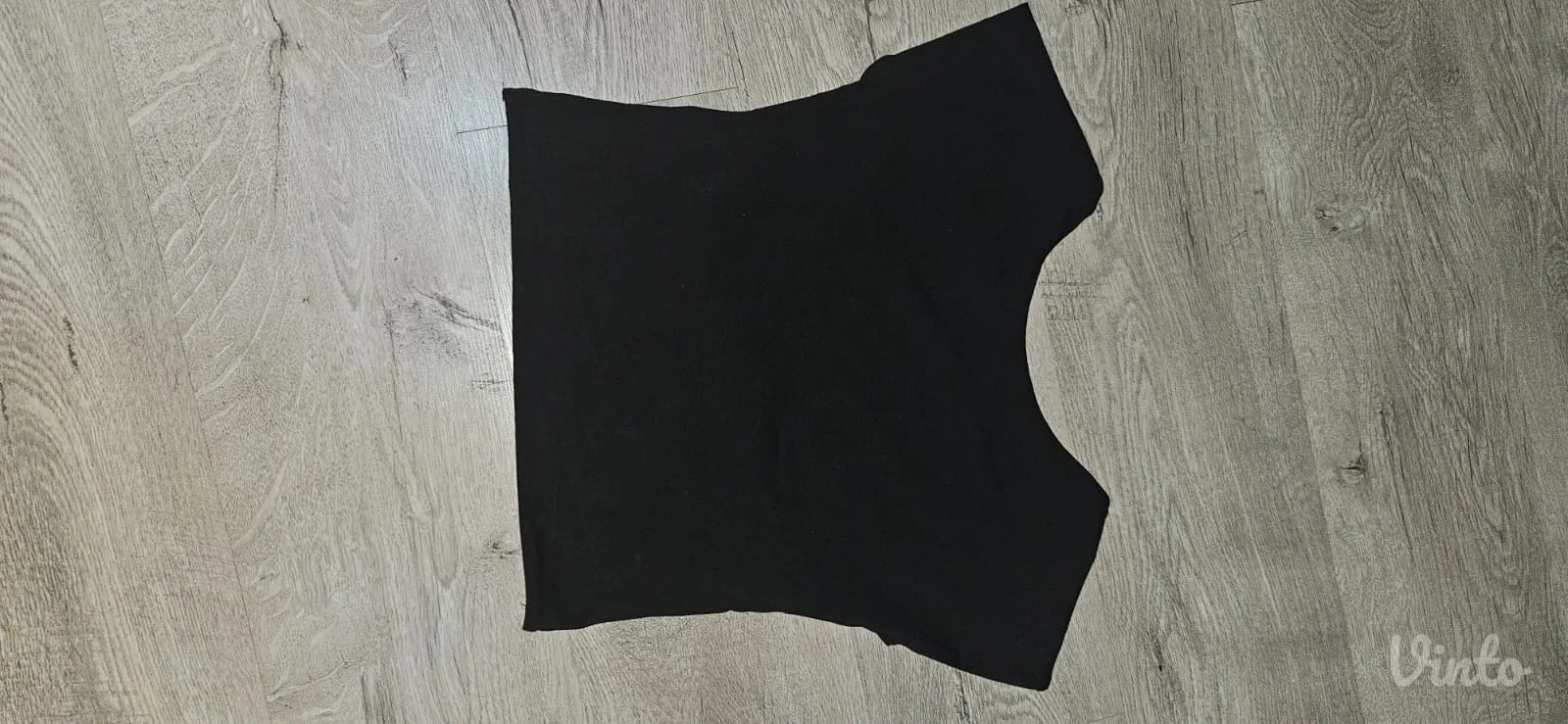 Crna crop top majica sa otvorenom ledjima