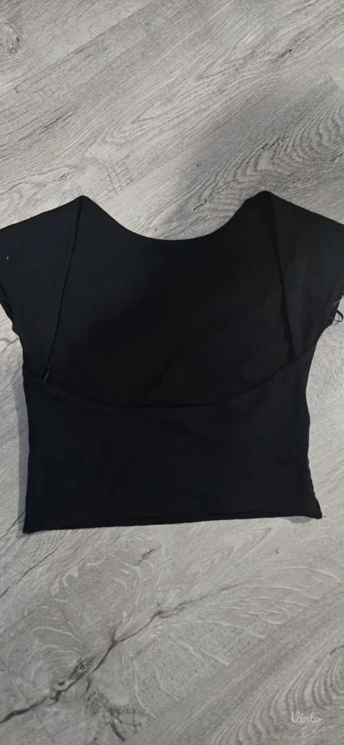 Crna crop top majica sa otvorenom ledjima