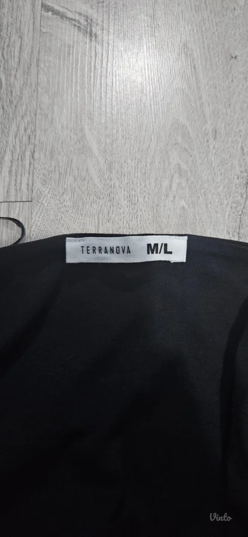 Crna crop top majica sa otvorenom ledjima