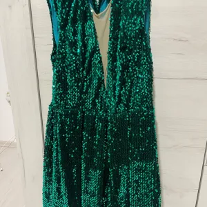 Zelena sljokičasta haljina