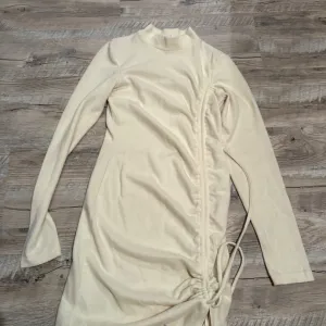 Plišana bež haljinica