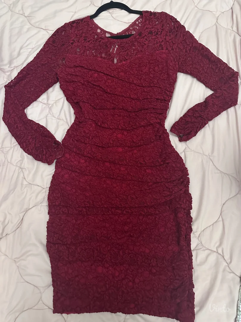 Crvena cipkana haljina