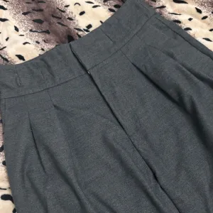 Sive pantalone duboki struk