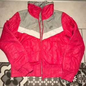 Nike jakna sa dva lica