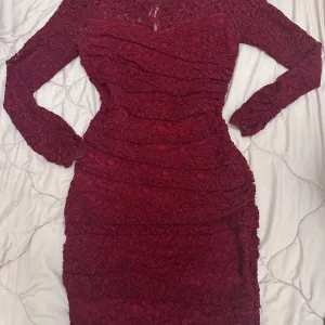 Crvena cipkana haljina