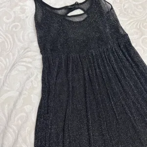 Providna sljokicava haljina