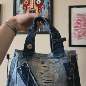 Upcycled rucno radjena teksas torbica