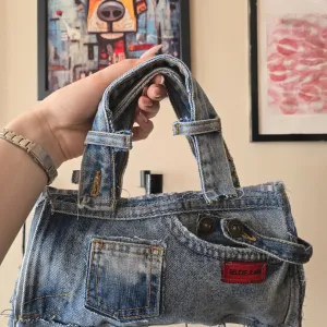 Upcycled rucno radjena teksas torbica