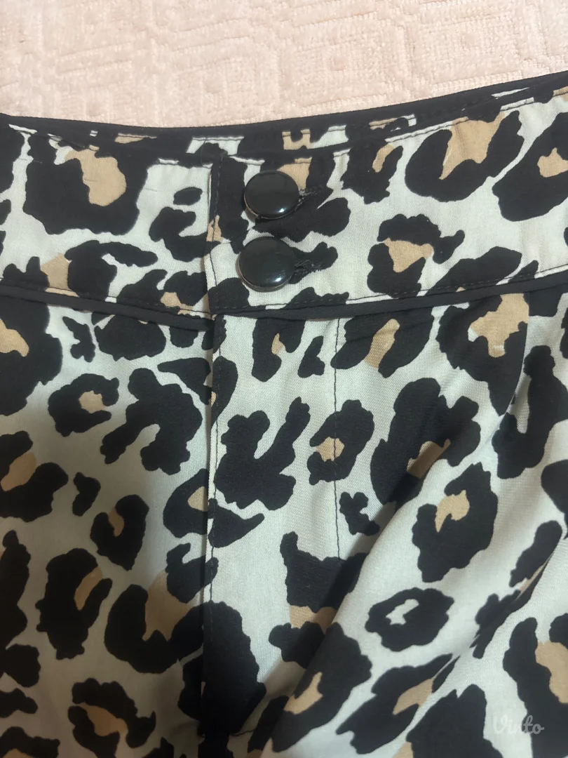 Sorts leo print