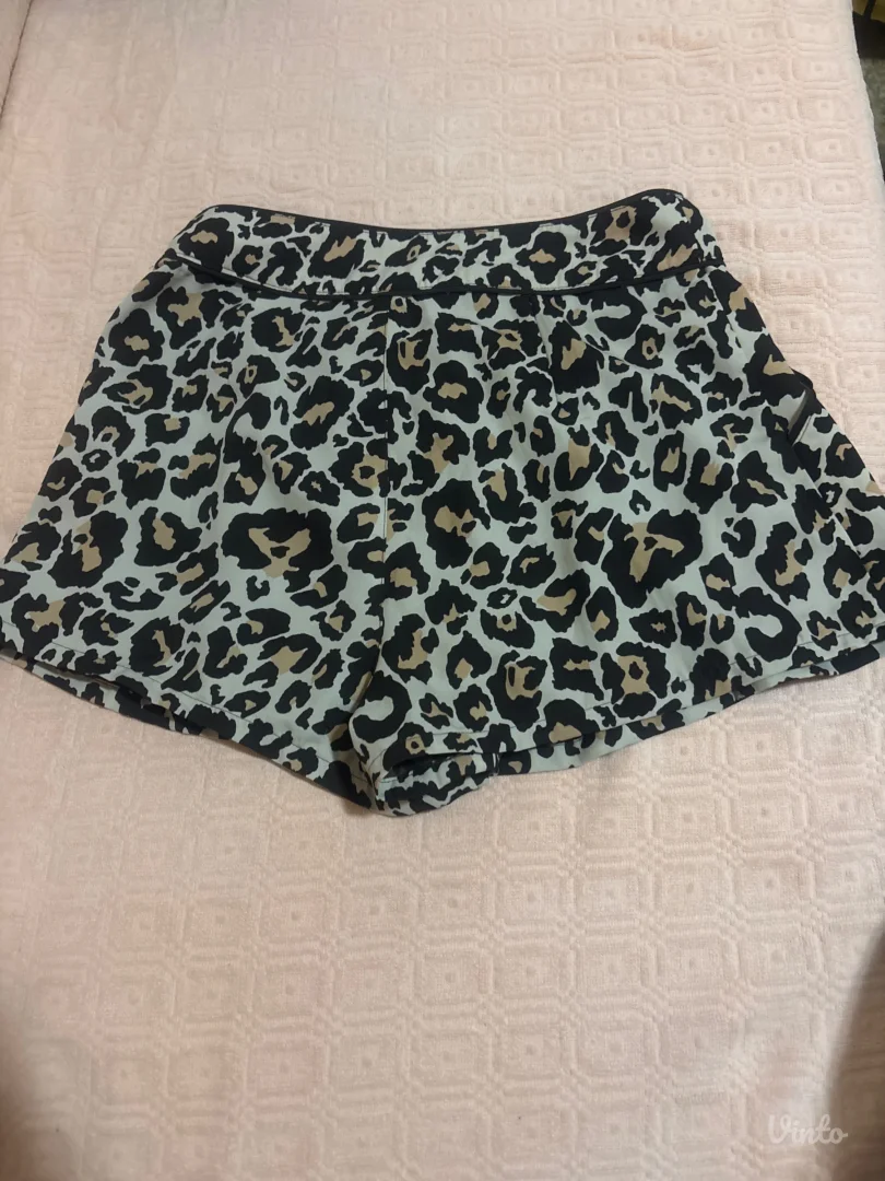 Sorts leo print