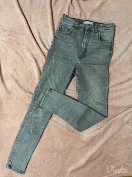 Bershka sive farmerke