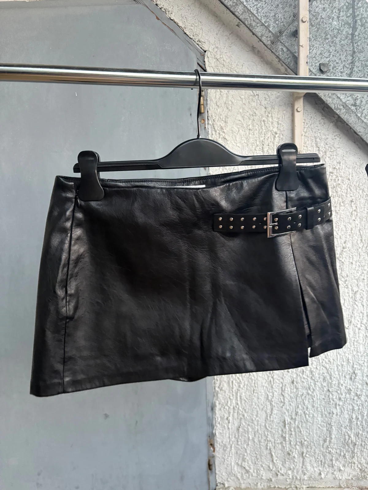 y2k goth kozna mini suknja