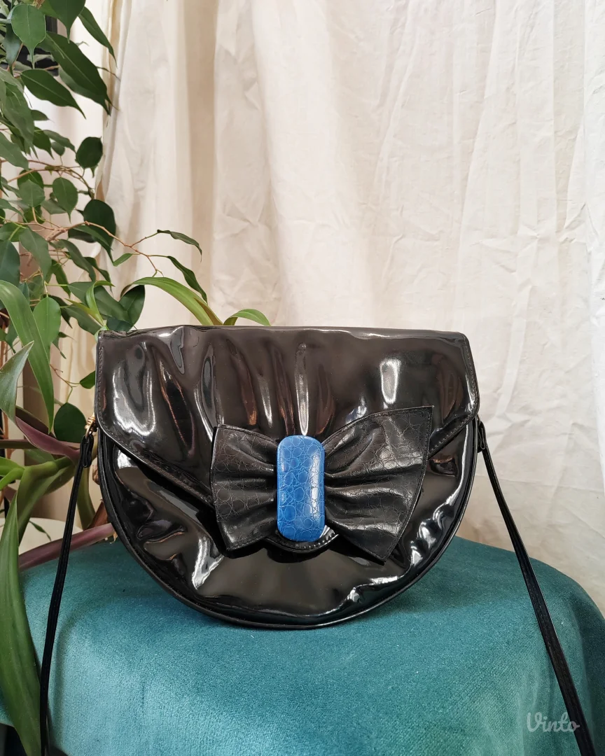 Lakovana torbica sa mašnom